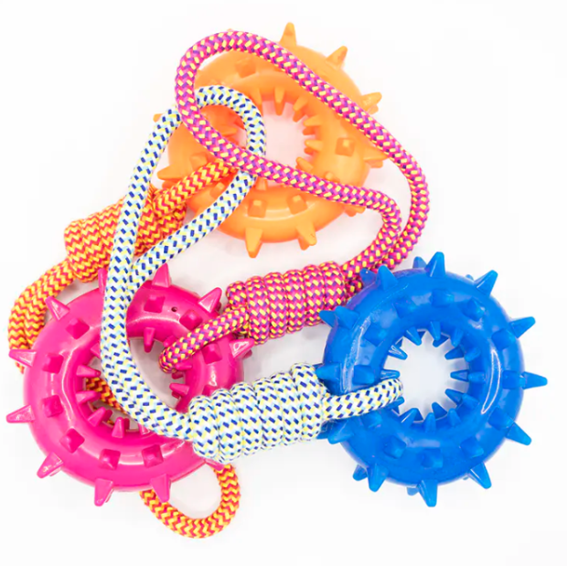 Hva er fordelene med Cotton Rope With Plastic Gear Dog Toys utstyrsdesign?